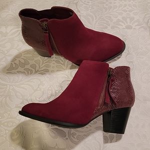 NWOT VIONIC ANKLE BOOT SZ 7